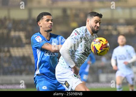 Stephen McLaughlin (3 Mansfield) wurde von Jadel Katongo (27 Peterborough United) während des Spiels der Sky Bet League 1 zwischen Peterborough und Mansfield Town in der London Road, Peterborough, am Donnerstag, den 26. Dezember 2024 gefordert. (Foto: Kevin Hodgson | MI News) Credit: MI News & Sport /Alamy Live News Stockfoto