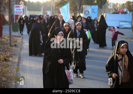 Teheran, Iran. Dezember 2024. Iranische verhüllte Frauen kommen zu einer Zeremonie zum Gedenken an den Jahrestag des Todes von Generalmajor Qasem Soleimani, der am 3. Januar 2020 bei einem US-Drohnenangriff in Bagdad getötet wurde, im Azadi Indoor Stadium im Westen Teherans. (Kreditbild: © Rouzbeh Fouladi/ZUMA Press Wire) NUR REDAKTIONELLE VERWENDUNG! Nicht für kommerzielle ZWECKE! Stockfoto