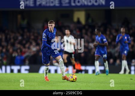 26. Dezember 2024; Stamford Bridge, Chelsea, London, England: Premier League Football, Chelsea gegen Fulham; Cole Palmer aus Chelsea bringt den Ball vorwärts Stockfoto