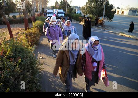 Teheran, Iran. Dezember 2024. Iranische Schulmädchen kommen zu einer Zeremonie zum Gedenken an den Jahrestag des Todes von Generalmajor Qasem Soleimani, der am 3. Januar 2020 bei einem US-Drohnenangriff in Bagdad getötet wurde, im Azadi Indoor Stadium im Westen Teherans. (Kreditbild: © Rouzbeh Fouladi/ZUMA Press Wire) NUR REDAKTIONELLE VERWENDUNG! Nicht für kommerzielle ZWECKE! Stockfoto