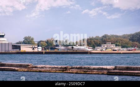 Toronto, Ontario, Kanada - 09 22 2024 : White de Havilland Canada Dash 8 Q400 Turboprop-Flugzeuge von Porter Airlines, die auf dem Asphalt von Billy bis unterwegs sind Stockfoto