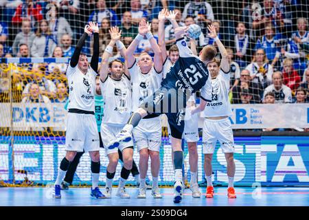 Lemgo, Deutschland. Dezember 2024. Einlaufen THW Kiel GER, TBV Lemgo Lippe vs. THW Kiel, Handball, 1. Bundesliga 17. Spieltag, Spielzeit 2024/2025, 26.12.2024 Foto: Eibner-Pressefoto/Jan Rollinger Credit: dpa/Alamy Live News Stockfoto