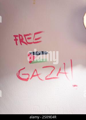 Gratis Gaza Graffiti 26122024 - ein Graffiti an der Decke eines Lokals in Erfurt. Es traegt den Titel Free Gaza und zeigt eine palaestinensische Flagge. Erfurt Altstadt Thüringen Deutschland *** Free Gaza Graffiti 26122024 Ein Graffiti an der Decke eines Pubs in Erfurt es trägt den Titel Free Gaza und zeigt eine palästinensische Flagge Erfurt Altstadt Thüringen Deutschland IMG 1887 Stockfoto