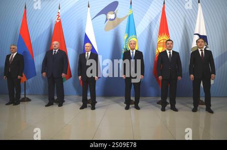 Orekhovo, Russland. Dezember 2024. Der russische Präsident Wladimir Putin, Mitte, steht mit dem Vorsitzenden des Gipfels des Eurasischen Wirtschaftsrates für das Gruppenfoto im Igora-Resort am 26. Dezember 2024 in Orekhowo, Oblast Leningrad, Russland. Von links: Der stellvertretende armenische Premierminister Mger Grigoryan, der belarussische Präsident Alexander Lukaschenko, der russische Präsident Wladimir Putin, der kasachische Präsident Kassym-Jomart Tokajew, der kirgisische Präsident Sadyr Japarov und der Vorsitzende der Eurasischen Wirtschaftskommission Bakytzhan Sagintajew. Quelle: Gavriil Grigorov/Kreml Pool/Alamy Live News Stockfoto