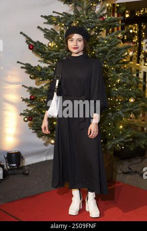 Lena Urzendowsky bei der Uraufführung des 20. Roncalli-Weihnachtszirkus im Berliner Tempodrom am 20. Dezember 2024 Stockfoto