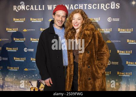 Marleen Lohse mit man Max Montgomery bei der Uraufführung des 20. Roncalli Weihnachtszirkus im Berliner Tempodrom am 20. Dezember 2024 Stockfoto