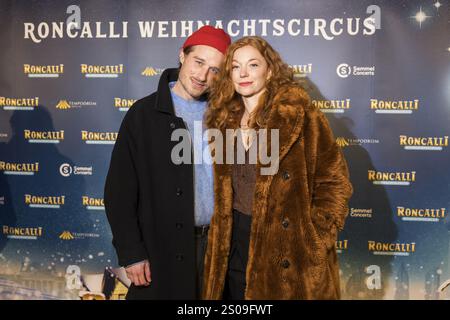 Marleen Lohse mit man Max Montgomery bei der Uraufführung des 20. Roncalli Weihnachtszirkus im Berliner Tempodrom am 20. Dezember 2024 Stockfoto