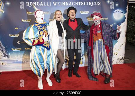 Franziska Hippe und Roman Knizka zwischen den beiden Clowns Gensi und Oriol bei der Premiere des 20. Roncalli Weihnachtszirkus im Berliner Tem Stockfoto