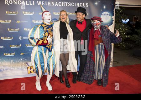 Franziska Hippe und Roman Knizka zwischen den beiden Clowns Gensi und Oriol bei der Premiere des 20. Roncalli Weihnachtszirkus im Berliner Tem Stockfoto