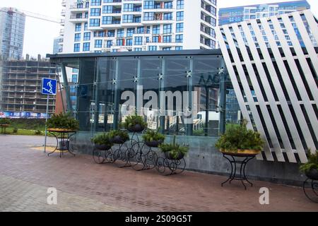 Weißrussland, Minsk - 26, 12, 2024: Es gibt ein großes und beeindruckendes Gebäude mit einem wunderschön dekorierten Weihnachtsbaum, der rechts oben steht Stockfoto