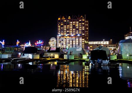 Das beleuchtete Resort am Seeufer im Zentrum von Coeur d'Alene, Idaho, USA, mit farbenfrohen Weihnachtslichtern an Gebäuden, Bäumen und Yachthafen. Stockfoto