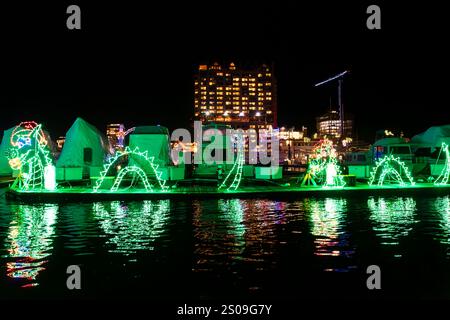 Das beleuchtete Resort am Seeufer im Zentrum von Coeur d'Alene, Idaho, USA, mit farbenfrohen Weihnachtslichtern an Gebäuden, Bäumen und Yachthafen. Stockfoto