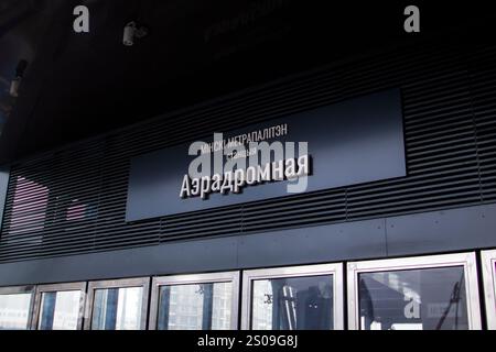 Weißrussland, Minsk - 26, 12, 2024: Es gibt ein großes Gebäude mit einem Schild auf der Außenfläche, das die U-Bahn-Aufschrift trägt und deutlich auf i hinweist Stockfoto