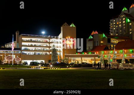 Das beleuchtete Resort am Seeufer im Zentrum von Coeur d'Alene, Idaho, USA, mit farbenfrohen Weihnachtslichtern an Gebäuden, Bäumen und Yachthafen. Stockfoto