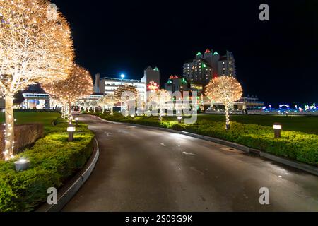 Das beleuchtete Resort am Seeufer im Zentrum von Coeur d'Alene, Idaho, USA, mit farbenfrohen Weihnachtslichtern an Gebäuden, Bäumen und Yachthafen. Stockfoto