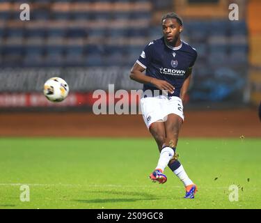 Dens Park, Dundee, Großbritannien. Dezember 2024. Scottish Premiership Football, Dundee gegen Ross County; Billy Koumetio aus Dundee macht einen Pass Credit: Action Plus Sports/Alamy Live News Stockfoto