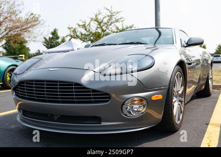 Chicago, Illinois, USA - 08. September 2024: 2020 2006 Aston Martin V12 Vanquish S Sportwagen, Vorderansicht. 2006 Aston Martin V12 Vanquish S. 2006 Aston Stockfoto