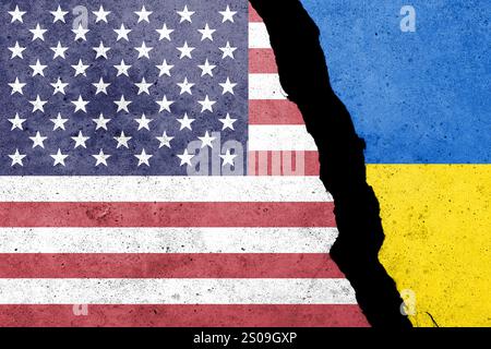 USA und Ukraine Flaggen auf einer Betonwand gemalt Stockfoto