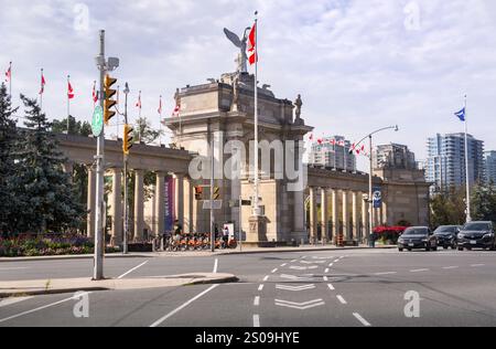 Toronto, Ontario, Kanada - 22.09.2024: Sonniger Tagesblick auf Princes' Gates, historischer Bogen zum Ausstellungsplatz auf dem Lake Shore Blvd. Ein Juwel von Victoria Stockfoto