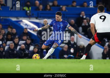 26. Dezember 2024; Stamford Bridge, Chelsea, London, England: Premier League Football, Chelsea gegen Fulham; Enzo Fernandez kreuzt den Ball Stockfoto