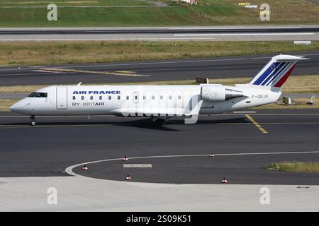 Brit Air Bombardier CRJ100 mit der Registrierung F-GRJP in Air France Lackierung auf dem Rollweg am Flughafen Düsseldorf Stockfoto