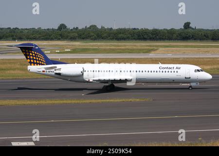 German Contact Air Fokker 100 mit der Registrierung D-AFKD auf dem Rollweg am Flughafen Düsseldorf Stockfoto