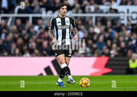 Newcastle upon Tyne, Großbritannien. Dezember 2024. Newcastle upon Tyne, England - 26. Dezember: Sandro TONALi von Newcastle United während des Spiels der Premier League 2024/25 League zwischen Newcastle United FC und Aston Villa FC am 26. Dezember 2024 in St. James Park in Newcastle upon Tyne, England. (Richard Callis/SPP) Credit: SPP Sport Press Photo. /Alamy Live News Stockfoto