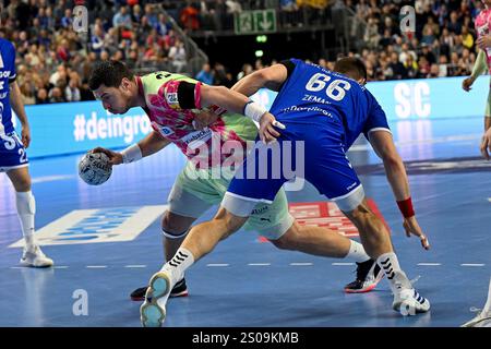 DAIKIN HBL - 24/25 -17. Spieltag: VFL Gummersbach gegen Füchse Berlin am 26.12.2024 in der LANXESS Arena in Köln Berlins Mijajlo Marsenic (Nr.93) gegen gegen Gummersbachs Stepan Zeman(Nr.66) Foto: Osnapix Stockfoto