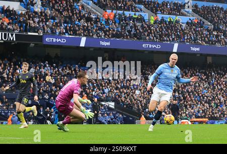 Etihad Stadium, Manchester, Großbritannien. Dezember 2024. Premier League Football, Manchester City gegen Everton; Erling Haaland von Manchester City gegen Everton Torhüter Jordan Pickford Credit: Action Plus Sports/Alamy Live News Stockfoto