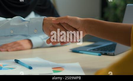 Glückliche lächelnde muslimische islamische Frau im Hijab Geschäftsfrau rekrutiert Kunden Handshake Arme weibliche Geschäftspartner Kollegen schütteln Hände Deal Stockfoto