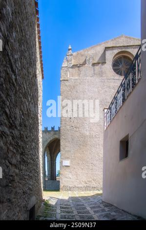 Enge Straße an der Kathedrale Santa Maria Assunta, Chiesa Madre in Erice, Provinz Trapani. Sizilien, Italien. Stockfoto