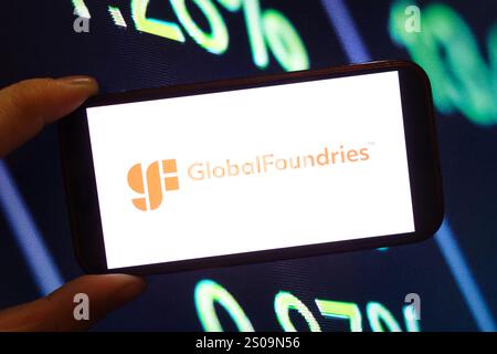Polen. Dezember 2024. In dieser Fotoabbildung wird das Firmenlogo von GlobalFoundries auf einem Smartphone-Bildschirm angezeigt. Quelle: SOPA Images Limited/Alamy Live News Stockfoto
