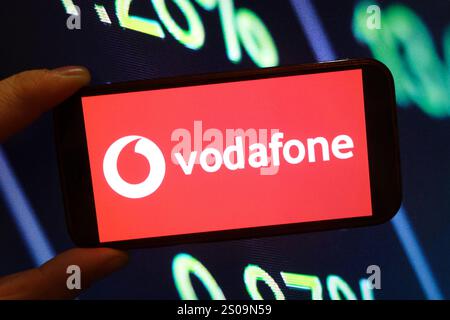 Polen. Dezember 2024. In dieser Abbildung wird das Vodafone-Firmenlogo auf einem Smartphone-Bildschirm angezeigt. Quelle: SOPA Images Limited/Alamy Live News Stockfoto
