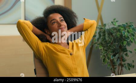 Afroamerikanische Geschäftsfrau Geschäftsfrau Mädchen Büroleiterin mit Laptop im Büro zufrieden entspanntes Stretching am Stuhl Relax Ruhe gesetzt Stockfoto