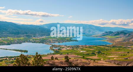 Aus der Vogelperspektive auf die Stadt Osoyoos und den Osoyoos See im Okanagan Valley. British Columbia. Kanada Stockfoto