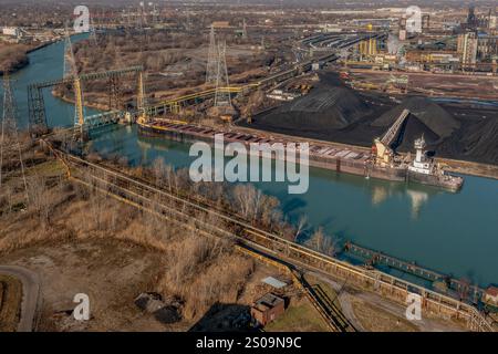 Barge, die Kohle zur Insel Zug am Rouge River, Michigan, USA, abtransportieren Stockfoto