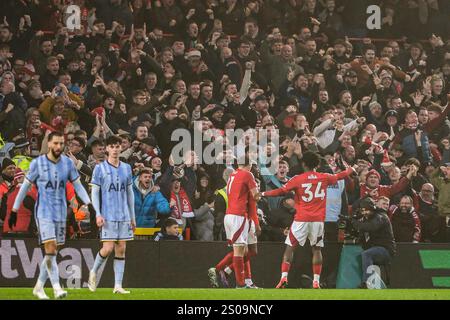 Nottingham, Großbritannien. Dezember 2024. RNottingham, England - 26. Dezember: Ola Aina aus Nottingham Forest feiert am 26. Dezember 2024 in Nottingham, England, das Tor beim Spiel der Premier League 2024/25 League zwischen Nottingham Forest FC und Tottenham Hotspur FC. (Paul Bonser/SPP) Credit: SPP Sport Press Photo. /Alamy Live News Stockfoto