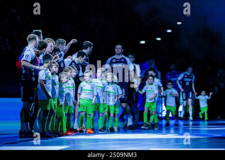 Lemgo, Deutschland. Dezember 2024. Einlaufen TBV Lemgo Lippe GER, TBV Lemgo Lippe vs. THW Kiel, Handball, 1. Bundesliga 17. Spieltag, Spielzeit 2024/2025, 26.12.2024 Foto: Eibner-Pressefoto/Jan Rollinger Credit: dpa/Alamy Live News Stockfoto