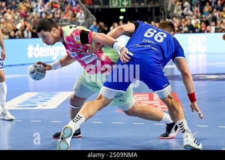 DAIKIN HBL - 24/25 -17. Spieltag: VFL Gummersbach gegen Füchse Berlin am 26.12.2024 in der LANXESS Arena in Köln Berlins Mijajlo Marsenic (Nr.93) gegen gegen Gummersbachs Stepan Zeman(Nr.66) Foto: Osnapix Stockfoto