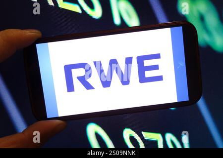 Polen. Dezember 2024. In dieser Abbildung wird das Firmenlogo von RWE auf einem Smartphone angezeigt. (Foto: Piotr SWAT/SOPA Images/SIPA USA) *** ausschließlich für redaktionelle Nachrichten *** Credit: SIPA USA/Alamy Live News Stockfoto