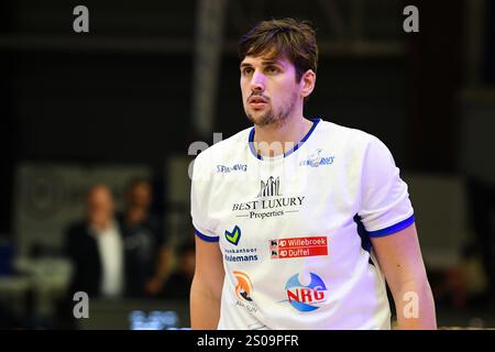 Oostende, Belgien. Dezember 2024. Mechelen's Jonas Foerts, das während eines Basketballspiels zwischen Kangoeroes Mechelen und Limburg United am Donnerstag, den 26. Dezember 2024 in Mechelen, am 17. Tag der Basketballmeisterschaft der belgischen/niederländischen 1. Liga, dargestellt wurde. BELGA FOTO JILL DELSAUX Credit: Belga News Agency/Alamy Live News Stockfoto