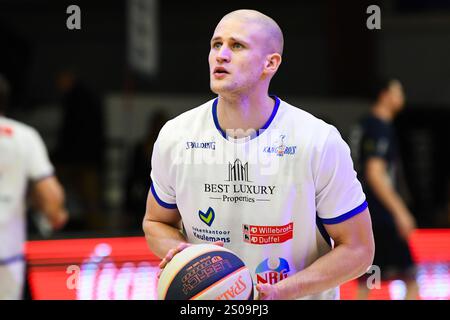 Oostende, Belgien. Dezember 2024. Mechelens Yannick Dammen, dargestellt während eines Basketballspiels zwischen Kangoeroes Mechelen und Limburg United am Donnerstag, den 26. Dezember 2024 in Mechelen, am 17. Tag der Basketballmeisterschaft der belgischen/niederländischen 1. Liga. BELGA FOTO JILL DELSAUX Credit: Belga News Agency/Alamy Live News Stockfoto