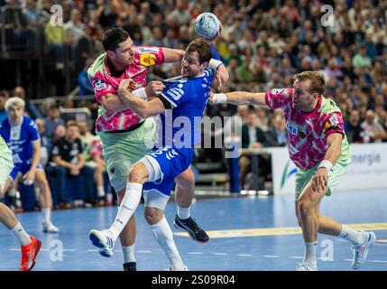 Kentin Mahe (VfL Gummersbach, #22) wird von Mijajlo Marsenic (Fuechse Berlin, #93), am Wurf gehindert. Handball Daikin HBL Handball Bundesliga, VfL Gummersbach - Füchse Berlin 26.12.2024, Deutschland, Köln, Lanxess Arena Köln Stockfoto