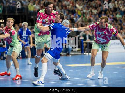 Kentin Mahe (VfL Gummersbach, #22) wird von Mijajlo Marsenic (Fuechse Berlin, #93), am Wurf gehindert. Rechts versucht noch Max Darj (Fuechse Berlin, #05) zu verteidigen. Handball Daikin HBL Handball Bundesliga, VfL Gummersbach - Füchse Berlin 26.12.2024, Deutschland, Köln, Lanxess Arena Köln Stockfoto