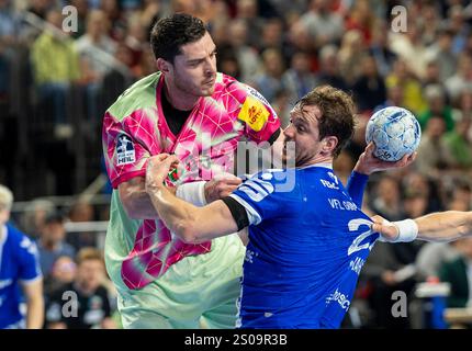 Kentin Mahe (VfL Gummersbach, #22) wird von Mijajlo Marsenic (Fuechse Berlin, #93), am Wurf gehindert. Handball Daikin HBL Handball Bundesliga, VfL Gummersbach - Füchse Berlin 26.12.2024, Deutschland, Köln, Lanxess Arena Köln Stockfoto