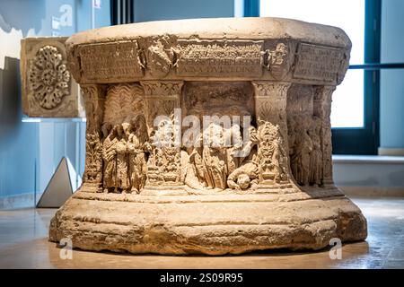 Taufbecken im Diözesanmuseum von Otranto, religiöse Kunstgalerie im Palast von Lopez („Palazzo Lopez“), Provinz Lecce, Salento, Apulien, Italien Stockfoto