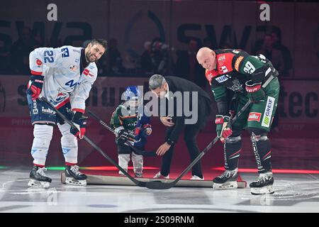 Augsburg, Deutschland. Dezember 2024. Dennis ENDRAS wird vor der Parite für seine Karriere geehrt/Ehrung/DEL: Augsburger Panther - Adler Mannheim, Curt Frenzel Stadion am 26.12.2024/Denis REUL (Augsburger Panther #29) und Matthias PLACHTA (Adler Mannheim 22) bringen seinen Sohn aufs Eis Credit: dpa/Alamy Live News Stockfoto