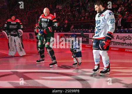 Augsburg, Deutschland. Dezember 2024. Dennis ENDRAS wird vor der Parite für seine Karriere geehrt/Ehrung/DEL: Augsburger Panther - Adler Mannheim, Curt Frenzel Stadion am 26.12.2024/Denis REUL (Augsburger Panther #29) und Matthias PLACHTA (Adler Mannheim 22) bringen seinen Sohn aufs Eis Credit: dpa/Alamy Live News Stockfoto