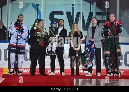 Augsburg, Deutschland. Dezember 2024. Dennis ENDRAS wird vor der Parite für seine Karriere geehrt/Ehrung/DEL: Augsburger Panther - Adler Mannheim, Curt Frenzel Stadion am 26.12.2024/Denis REUL (Augsburger Panther #29) und Matthias PLACHTA (Adler Mannheim 22) bringen seinen Sohn aufs Eis Credit: dpa/Alamy Live News Stockfoto