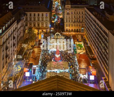 Weihnachtsmarkt in der St.-Stephan-Basilika in Budapest, mit festlichen Lichtern und festlichem Charme, Ungarn Stockfoto